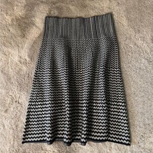 Women’s Max Studio Black and White Patterned Skirt size S/M stretch